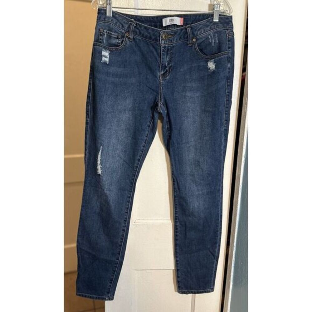 Cabi Skinny Distressed Blue Jeans Size 10. 
Waist: 34”
Rise: 8.5”
Length: 29”